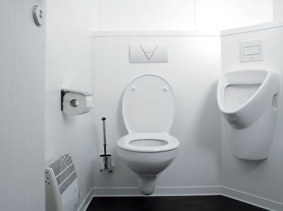 Mobilní WC s klasickou toaletou a pisoárem.