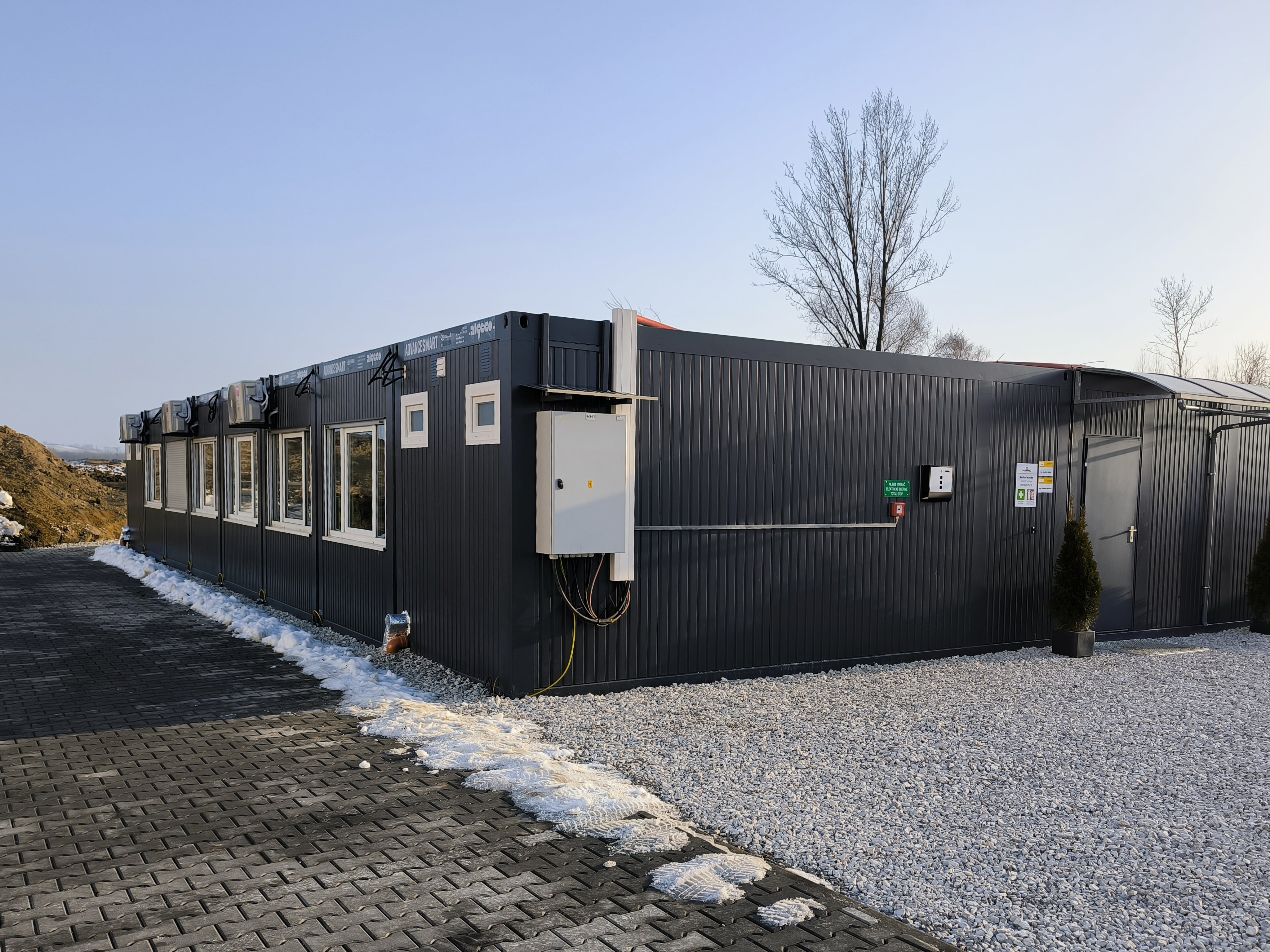 Modulární kanceláře SMART s antracitovou fasádou a klimatizačními jednotkami – exteriér sestavy, Kopřivnice
