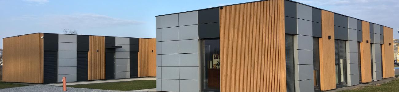 Moderní a luxusní mobilní kanceláře s dřevěno-černým exteriérem.