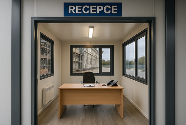 Vybavená kontejnerová recepce: připraveno pro ostrahu během rekonstrukce. Interiér kontejnerové recepce/vrátnice s pracovním stolem a telefonem – zázemí pro ostrahu a návštěvy.