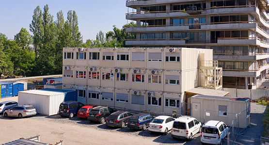 Stavební buňky na míru Několik stavebních buněk tvořící jednu velkou vícepodlažní kontejnerovou stavbu na míru.