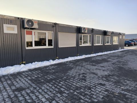 Modulární kanceláře SMART – exteriér sestavy s klimatizací Exteriér modulárních kanceláří SMART – řada kontejnerů s okny a klimatizačními jednotkami