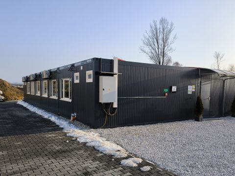 Modulární kanceláře SMART s antracitovou fasádou a klimatizačními jednotkami – exteriér sestavy, Kopřivnice